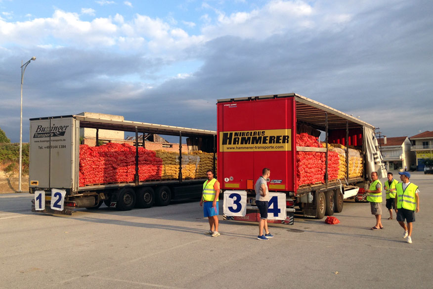 Zwei Lkw voll mit Kartoffeln und Zwiebeln